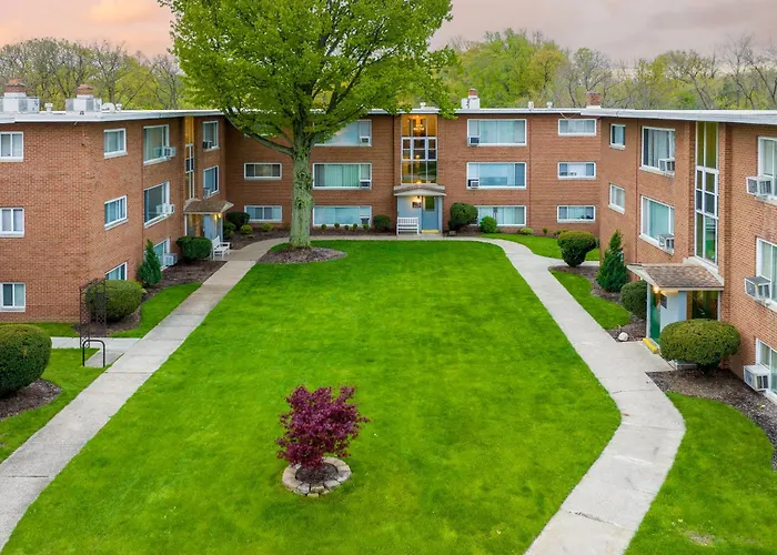 Georgetown Villas 3-2C Close To Cleveland Airport And Fairview Hospital Ideal For Long Stays!