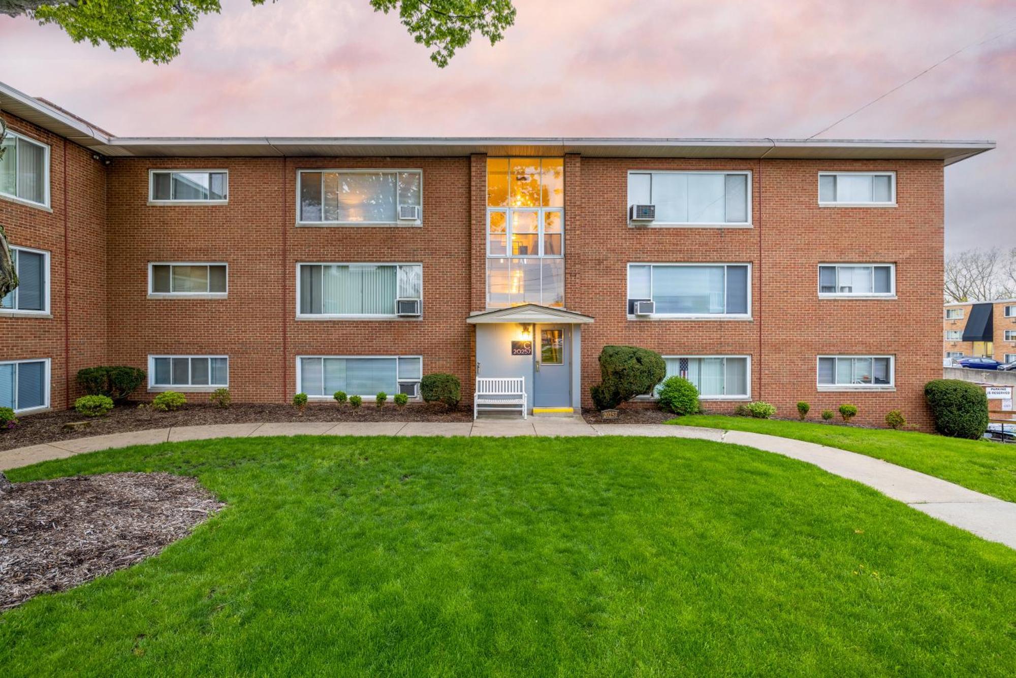 Georgetown 3-2c Close To Cleveland Airport And Fairview Hospital Ideal For Long Stays! Apartment Fairview Park